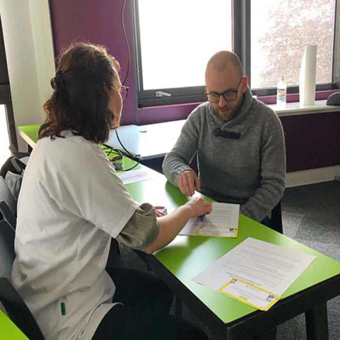 Etudiants en plein projet de groupe à Rennes