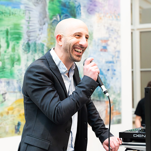 Directeur du campus, faisant un discours avec un micro, souriant